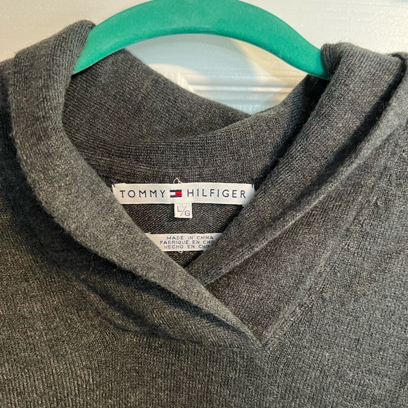 Tommy Hilfiger gray shirt sleeved sweater. Size Large. - Picture 2 of 6